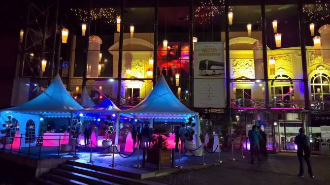 Location de tente pour inauguration avec mobiliers lunimeux